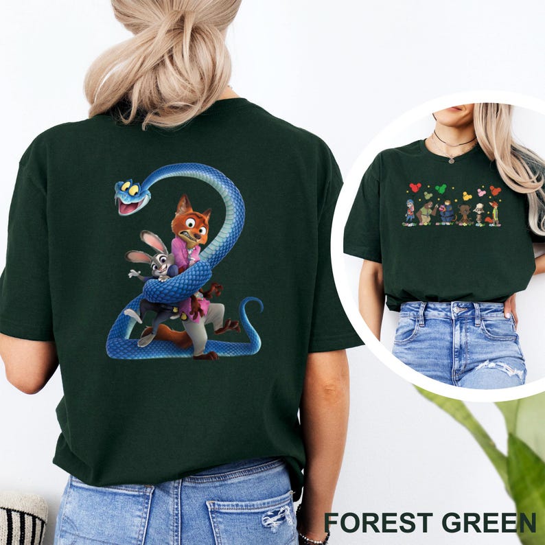 K&ouml;nnte beinhalten: Forstgr&uuml;nes T-Shirt mit einem farbenfrohen Grafikdesign von Zeichentrickfiguren. Das Design zeigt eine blaue Schlange, die sich um einen Fuchs, ein Kaninchen und andere Charaktere windet. Das T-Shirt ist aus weichem Material.