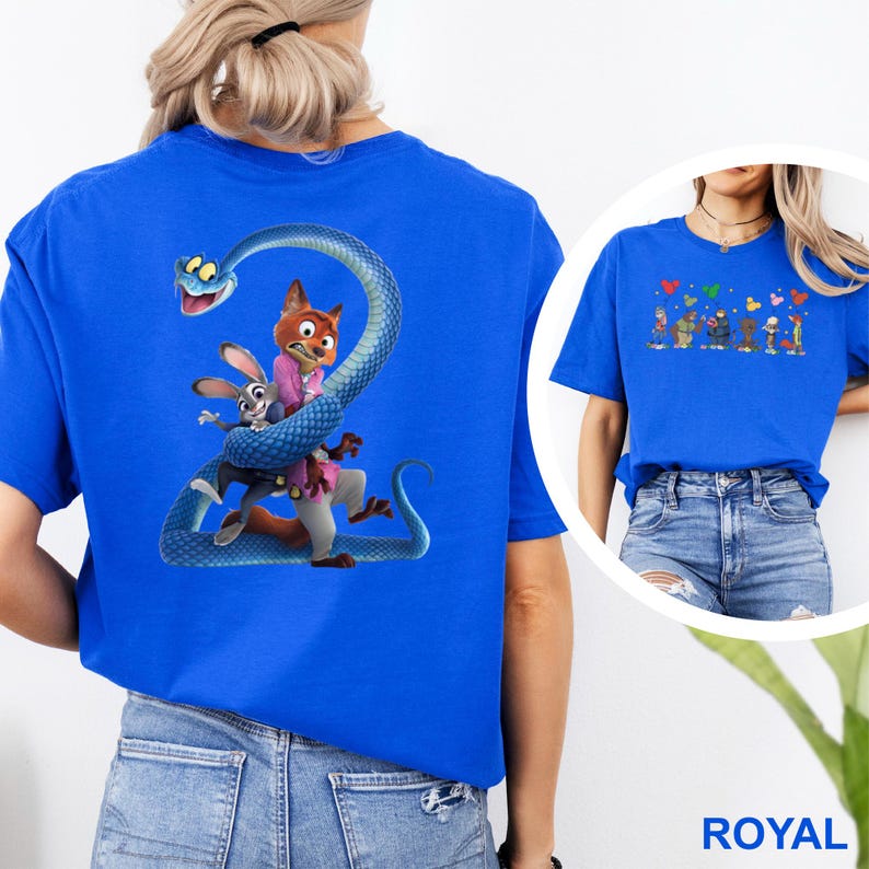 K&ouml;nnte beinhalten: K&ouml;nigsblaues T-Shirt mit einem Cartoon-Motiv einer Schlange, die sich um einen Fuchs und ein Kaninchen windet. Der Fuchs tr&auml;gt einen rosa Anzug und das Kaninchen ein blaues Outfit. Die Grafik befindet sich auf der R&uuml;ckseite des Shirts.