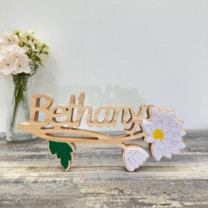 パーソナライズされた木製の誕生日用フラワーブーケ：カスタムネームラベル