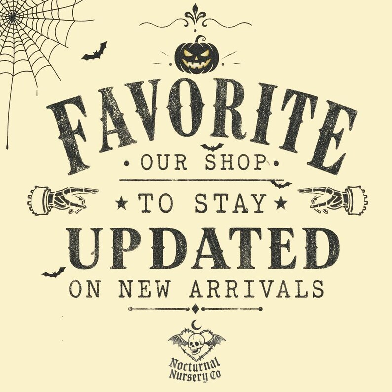 K&ouml;nnte beinhalten: Ein cremefarbenes Grafikschild mit einem schwarzen K&uuml;rbis, Spinnennetz und Flederm&auml;usen. Der Text lautet: FAVORITE OUR SHOP TO STAY UPDATED ON NEW ARRIVALS. Darunter befindet sich ein Totenkopf-Logo mit Fl&uuml;geln und Nocturnal Nursery Co.