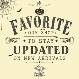 Puede incluir: Un cartel gr&aacute;fico de color crema con una calabaza negra, telara&ntilde;a y murci&eacute;lagos. El texto dice: FAVORITE OUR SHOP TO STAY UPDATED ON NEW ARRIVALS. Dos manos esquel&eacute;ticas se&ntilde;alan el texto. En la parte inferior hay un logotipo de calavera.