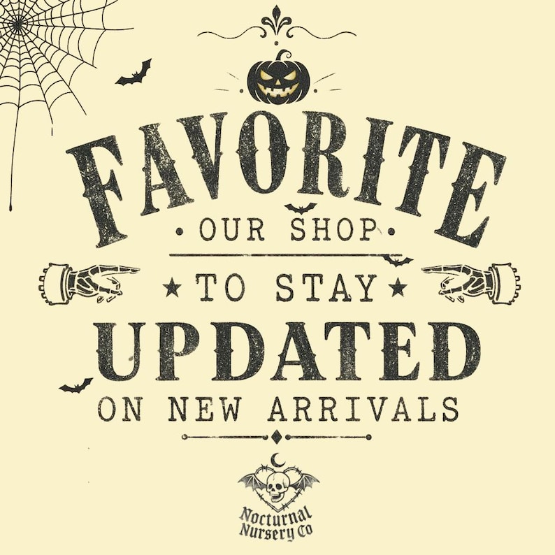 Puede incluir: Un cartel gr&aacute;fico de color crema con una calabaza negra, telara&ntilde;a y murci&eacute;lagos. El texto dice: FAVORITE OUR SHOP TO STAY UPDATED ON NEW ARRIVALS. Dos manos esquel&eacute;ticas se&ntilde;alan el texto. En la parte inferior hay un logotipo de calavera.