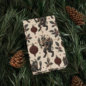Weihnachtspapier mit Krampus-Motiv | Vintage-Gothic-Geschenkpapier | Weihnachtsmotiv im Folk-Horror-Stil | Dunkle Alternative Weihnachtspapierrolle Bild 1