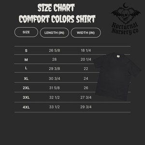Puede incluir: Una tabla de tallas de camiseta negra titulada SIZE CHART COMFORT COLORS SHIRT con un logotipo que muestra una calavera y alas. La tabla enumera las tallas de S a 4XL con las medidas de largo y ancho en pulgadas sobre un fondo oscuro.