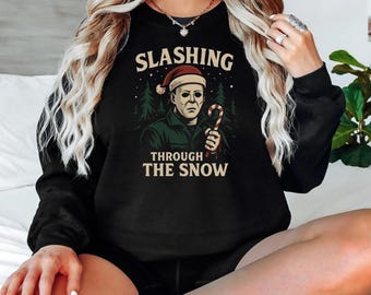 Sudadera navideña de terror "Slashing Through the Snow" / Sudadera inspirada en Michael / Suéter navideño aterrador / Camiseta festiva de Halloween "Slasher"