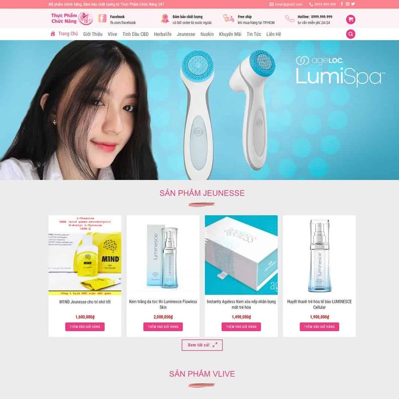 Op de afbeelding: Een webpagina met een persoon, twee ageLOC LumiSpa gezichtsreinigingsapparaten en diverse huidverzorgingsproducten waaronder MIND Jeunesse, Luminesce Flawless Skin, Instantly Ageless en Luminesce Cellular serum met tekstlabels.