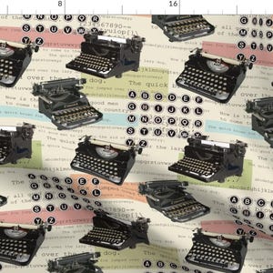 Könnte beinhalten: Ein nahtloses Muster mit Vintage-Schreibmaschinen mit schwarzen und weißen Tasten, einem weißen Wagen und einem schwarzen Gehäuse. Die Schreibmaschinen sind von bunten Alphabettasten und Textausschnitten umgeben. Der Hintergrund ist cremefarben.