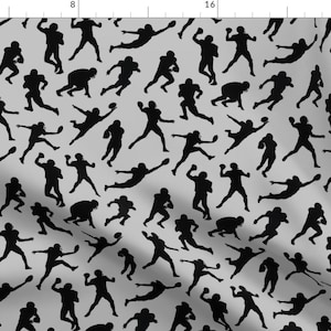 Puede incluir: Un patrón sin costuras con siluetas negras de jugadores de fútbol americano en varias poses sobre un fondo gris claro.