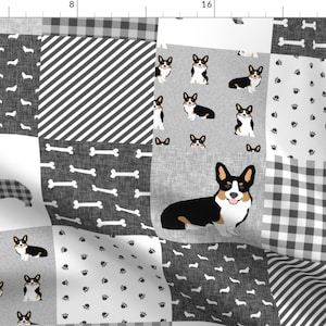 Puede incluir: Un diseño de patchwork con varios patrones e imágenes de perros corgi. El diseño incluye cuadros vichy en blanco y negro, rayas, huellas de patas y formas de huesos. Los corgis se representan en diferentes poses.
