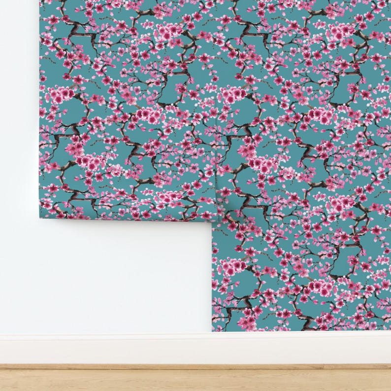 Japońska tapeta – Sakura Turquoise autorstwa Sveta Aho – Duża rolka samoprzylepnej tapety z motywem kwitnącej wiśni, zdejmowana, z motywem sadu, autorstwa Spoonflower zdjęcie 4