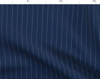 Può includere: Un tessuto blu navy con un motivo a spina di pesce bianco. Il tessuto è testurizzato e ha una leggera lucentezza.