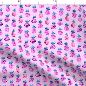 Peut inclure: Un tissu rose avec un motif répété d'ananas aquarelle bleus et roses. Les ananas sont stylisés et ont un aspect géométrique.