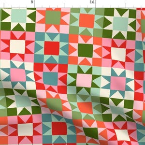 Könnte beinhalten: Ein sich wiederholendes Muster aus roten, rosa, grünen und blauen Quadraten und Dreiecken. Das Muster erinnert an eine Steppdecke.