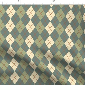 Puede incluir: Un patrón sin costuras con un diseño de rombos verde, azul y crema. El patrón está formado por diamantes con finas líneas rojas.