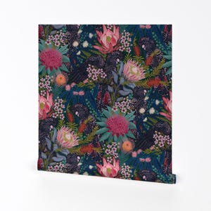 Australische Flora Tapete - Schwarze Kakadus Chintz Von Helenpdesigns - Jumbo Tropische entfernbare selbstklebende Tapetenrolle von Spoonflower