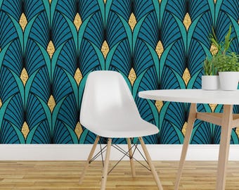 Pfauenjuwelen-Tapete zum Aufkleben – Leuchtend blaue Muschelmuster, Fächer, Juwelentöne der 1920er Jahre – Abnehmbare Wanddekoration im Art-déco-Stil von emikundesigns