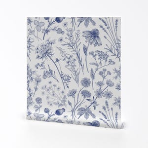 Botanische Tapete - Wilde Blumen von Olgakorneeva - Blau weiße Toile Chinoiserie Abnehmbare selbstklebende Tapetenrolle von Spoonflower