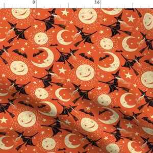 Könnte beinhalten: Ein sich wiederholendes Muster aus schwarzen Hexen, die auf Besen fliegen, mit orangefarbenen, gelben und weißen Halbmonden und Sternen auf orangefarbenem Hintergrund.