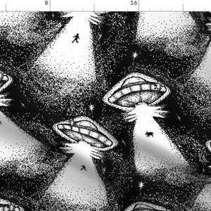 Puede incluir: Patrón repetido en blanco y negro con OVNIs estilizados con rayos de luz que brillan sobre un fondo oscuro estrellado. Los OVNIs están dibujados en un estilo punteado.