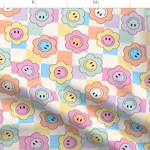 Peut inclure: Un motif sans couture représentant des fleurs de couleur pastel avec des visages souriants sur un fond à carreaux blancs. Les fleurs sont dans des tons de rose, bleu, jaune et vert.