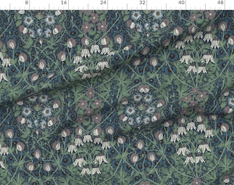 Op de afbeelding: Een herhalend bloemenpatroon stof met een donkerblauwe achtergrond met witte, lichtblauwe en paarse bloemen. De stof heeft een vintage uitstraling.