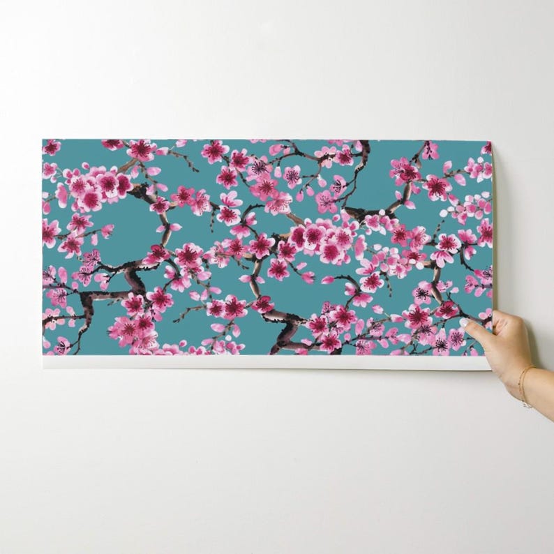 Japońska tapeta – Sakura Turquoise autorstwa Sveta Aho – Duża rolka samoprzylepnej tapety z motywem kwitnącej wiśni, zdejmowana, z motywem sadu, autorstwa Spoonflower zdjęcie 9