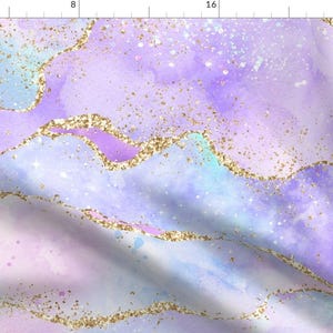 Peut inclure: Fond abstrait aquarelle avec des paillettes violettes, bleues et dorées. Le motif présente un motif marbré tourbillonnant avec des accents dorés.