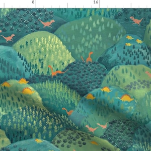 Può includere: Un motivo ripetuto di colline verdi con dinosauri arancioni e alberi. Lo sfondo è di colore blu-verde.
