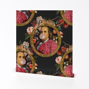 Può includere: Uno sfondo nero con un motivo ripetuto di ritratti incorniciati in oro di un uomo che soffia una bolla, tigri e fiori rossi e rosa.