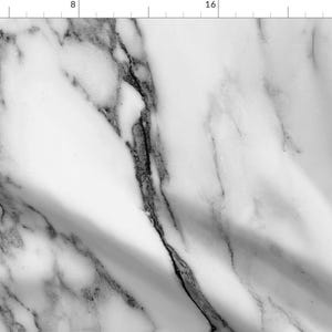 Puede incluir: Textura de mármol blanco con vetas grises. El mármol tiene una superficie lisa y pulida.