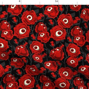 Peut inclure: Un fond noir avec un motif répété de roses rouges aux yeux blancs. Les roses sont en pleine floraison et ont une apparence réaliste.