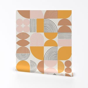Mod Art Wallpaper - Forme geometriche di arte moderna di Sandra Hutter Designs - Rotolo di carta da parati autoadesiva rimovibile color terra di Spoonflower