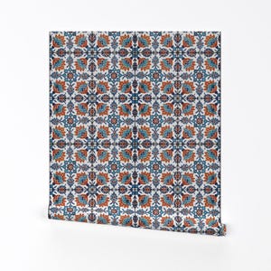 以下が含まれることがあります： 青、オレンジ、白のタイルのシームレスなパターンで、幾何学的なデザインが施されています。このパターンは、伝統的なモロッコまたはトルコのタイルワークを彷彿とさせます。