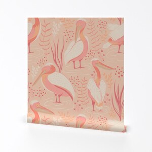 Carta da parati rimovibile con motivo a buccia e bastone con uccelli selvatici - Pelican Peach 2024 Nature Pastels - Decorazione murale - Rosy Pelicans di artypeaches