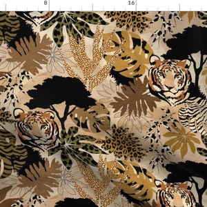 Może przedstawiać: Wzór bez szwów z tygrysami, nadrukiem lamparta i tropikalnymi liśćmi w odcieniach brązu, czerni i złota na beżowym tle.