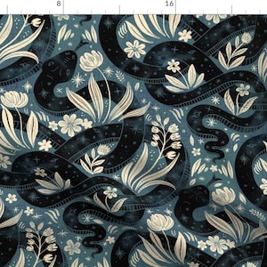 Könnte beinhalten: Ein nahtloses Muster mit stilisierten schwarzen Schlangen, die mit weißen floralen Designs auf einem blauen Hintergrund verwoben sind. Die Schlangen und Blumen sind in Schwarz umrandet und haben einen Sternenhimmel-Effekt.