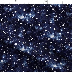 Puede incluir: Una tela azul oscuro con un patrón de constelación blanca. El patrón incluye estrellas, lunas crecientes y símbolos del zodíaco.