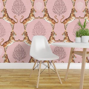 Papier peint damassé tigre - chat rose damassé quartz par Nouveau Boho - rouleau de papier peint auto-adhésif amovible imprimé personnalisé par Spoonflower