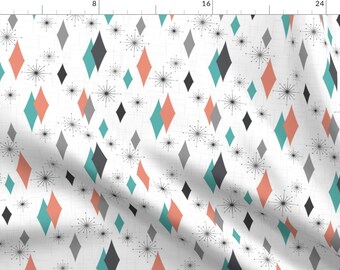 Könnte beinhalten: Ein weißer Hintergrund mit einem sich wiederholenden Muster aus türkisfarbenen, korallenfarbenen, grauen und schwarzen Diamanten mit einem Sternenausbruch in der Mitte jedes Diamanten.