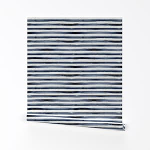 Carta da parati a righe - Strisce acquerello + puntini dorati di Crystal Walen - Rotolo di carta da parati autoadesiva rimovibile blu navy nautico di Spoonflower