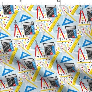 Puede incluir: Un fondo blanco con un patrón repetido de artículos escolares azules, rojos, amarillos y negros. El patrón incluye reglas, transportadores, compases, calculadoras y triángulos. Los números 1, 2, 3, 4, 5, 6, 7, 8, 9 y 0 están dispersos por todo el patrón.
