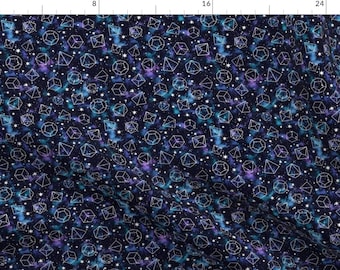 Könnte beinhalten: Ein nahtloses Muster mit weißen Umrissen verschiedener geometrischer Formen, darunter Würfel, auf einem dunkelblauen Hintergrund mit einem galaktischen Design in Blautönen, Lila und Weiß.