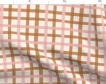 Op de afbeelding: Een bruine en roze geruite stof met een witte achtergrond.