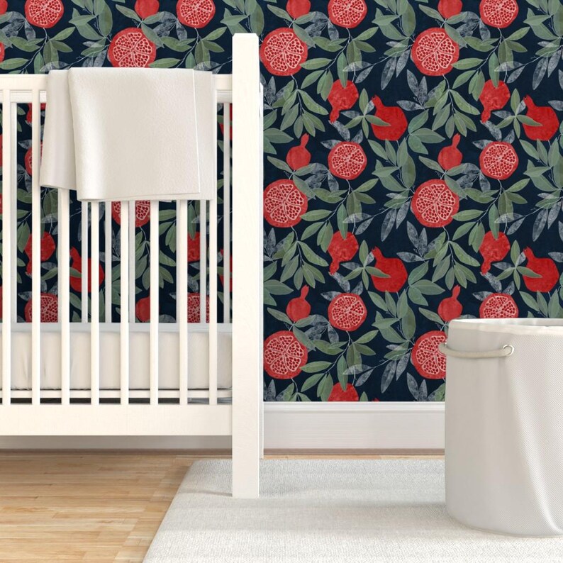 Avtagbar tapet med granatäpplemotiv - Sommarbotaniska granatäpplen - Väggkonst Väggdekor - Granatäpplen på marinblått av lavish_season bild 6