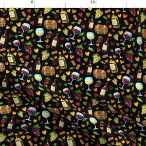 Pode incluir: Um fundo preto com um padrão repetido de copos de vinho, garrafas de vinho, uvas, corações e rolhas. O padrão é em tons de vermelho, verde, amarelo e branco.
