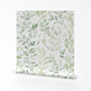 Weiche Tapete mit Blättern - Mittsommernacht Von Lolahstudio - Reben Pflanzen Hellgrün Natur Entfernbare selbstklebende Tapetenrolle von Spoonflower