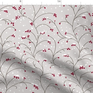Peut inclure: Un motif sans couture représentant de délicates branches grises avec des baies rouges et des points blancs sur un fond gris clair. Le motif évoque une ambiance hivernale avec ses branches enneigées et ses baies.