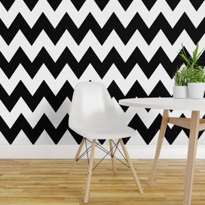 Zwart chevronbehang - Chevron XL van Misstiina - Zigzag babykamerdecoratie, op maat bedrukt, verwijderbaar, zelfklevend behang op rol van Spoonflower