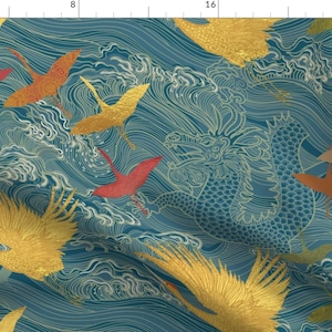 Pode incluir: Um tecido azul-esverdeado com um padrão repetitivo de gruas douradas e vermelhas voando sobre ondas estilizadas e um dragão. O design lembra a arte japonesa tradicional.