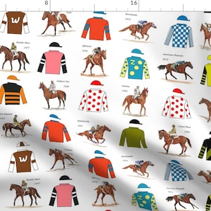 Pode incluir: Um tecido branco com um padrão repetitivo de jóqueis a cavalo e as suas correspondentes sedas coloridas, incluindo vários designs sólidos, às riscas e às bolinhas, com pequenas etiquetas de texto que identificam os cavalos específicos.